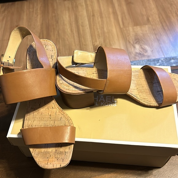 Michael Kor Sandal with 1 1/2” heel. Tan - Picture 3 of 3